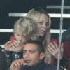 Helena Seger, compagne de Zlatan Ibrahimovic, avec l'un de leurs fils au Parc des Princes le 3 novembre 2012 pour PSG-Saint-Etienne, match marqué par la première défaite des Parisiens et l'expulsion de Zlatan Ibrahimovic pour un kick dans la poitrine de Stéphane Ruffier.