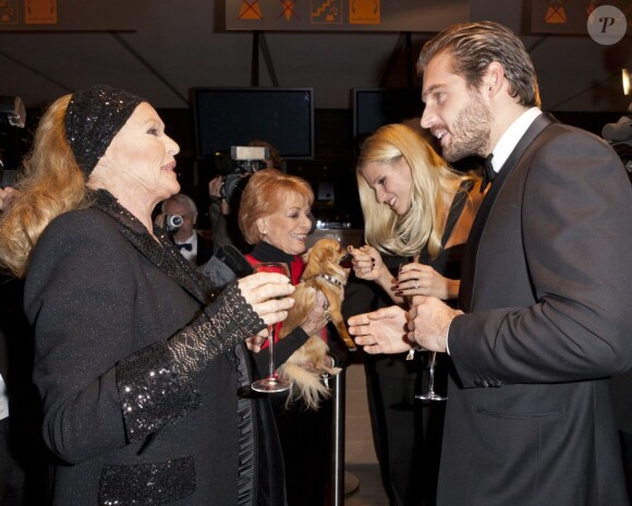 Ursula Andress, Michelle Hunziker et Tomaso Trussardi lors du gala en l'honneur de la James Bond Girl mythique à Berne en Suisse le 3 novembre 2012