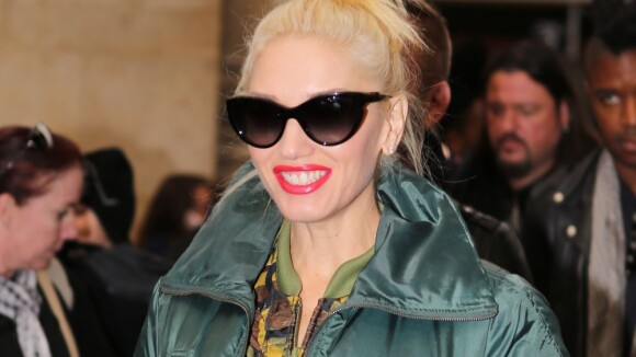 Gwen Stefani, malgré la polémique, radieuse à son arrivée à Paris