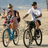 Pink et Carey Hart : Balade à vélo avec bébé Willow à Venice Beach