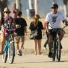La chanteuse Pink porte sa fille Willow contre elle et fait du vélo avec son mari Carey Hart à Los Angeles, le 5 novembre 2012.