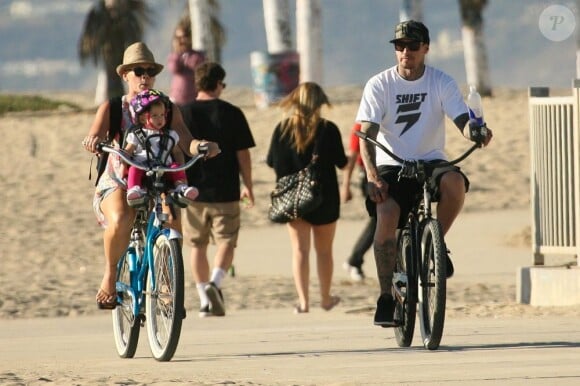 La chanteuse Pink porte sa fille Willow contre elle et fait du vélo avec son mari Carey Hart à Los Angeles, le 5 novembre 2012.