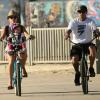 La chanteuse Pink, son mari Carey Hart et leur petite famille Willow font du vélo à Venice Beach à Los Angeles, le 5 novembre 2012.
