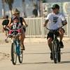 La chanteuse Pink, son mari Carey Hart et leur petite famille Willow font du vélo en famille à Venice Beach à Los Angeles, le 5 novembre 2012.