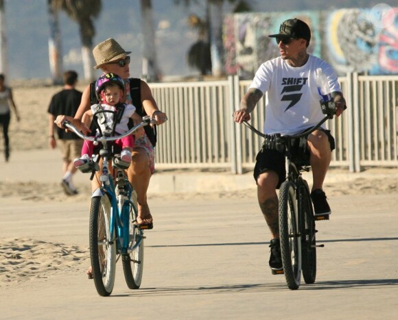 La chanteuse Pink, son mari Carey Hart et leur petite famille Willow font du vélo en famille à Venice Beach à Los Angeles, le 5 novembre 2012.