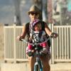 La chanteuse Pink, son mari Carey Hart et leur petite famille Willow font du vélo à Venice Beach à Los Angeles, le 5 novembre 2012.