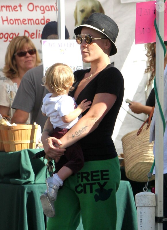 Pink marche incognito avec sa fille Willow dans les rues de Malibu, le 14 octobre 2012.