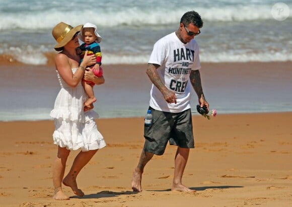 La chanteuse Pink, son mari Carey Hart et leur petite Willow se promènent en famille à la plage a Sydney le 26 septembre 2012.