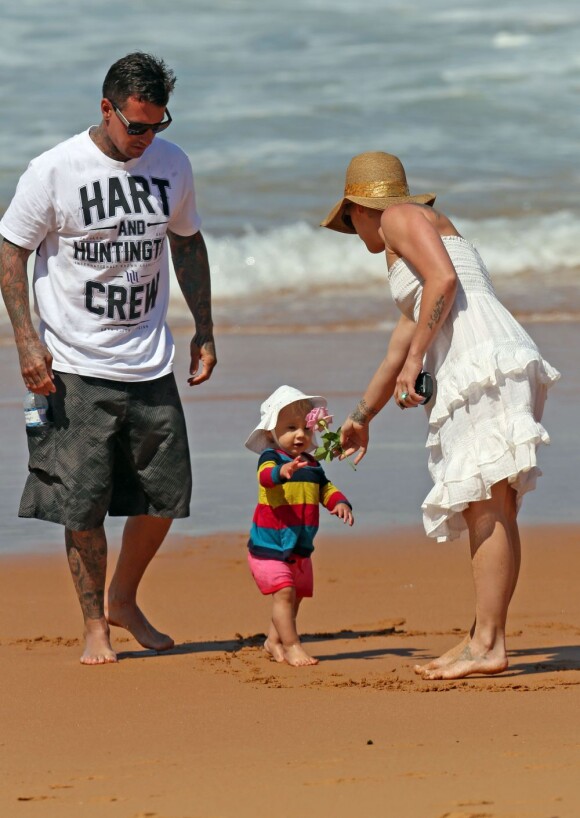 La chanteuse Pink, son mari Carey Hart et leur petite Willow à la plage à Sydney le 26 septembre 2012.