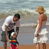 La chanteuse Pink, son mari Carey Hart et leur petite Willow à la plage à Sydney le 26 septembre 2012.
