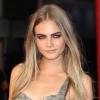 Cara Delevingne sur le red carpet dévoile un beauty look d'automne ravissant. Un smoky contemporain, une bouche nude, le tout signé Burberry