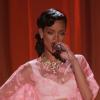 Rihanna chante lors du défilé Victoria's Secret à New York, le 7 Novembre 2012.