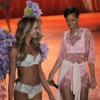 Rihanna ici aux côtés de Candice Swanepoel, s'amuse lors du défilé Victoria's Secret. New York, le 7 Novembre 2012.