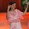 Rihanna enchaîne les pas de danse entre les mannequins lors du défilé Victoria's Secret au 69th Regiment Armory. New York, le 7 Novembre 2012.