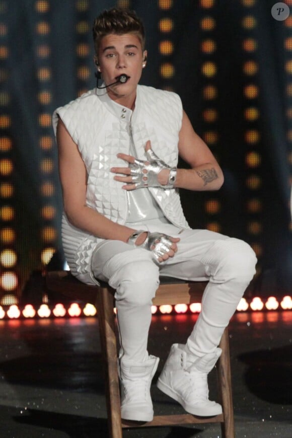 Justin Bieber en pleine performance lors du défilé Victoria's Secret au 69th Regiment Armory. New York, le 7 Novembre 2012.