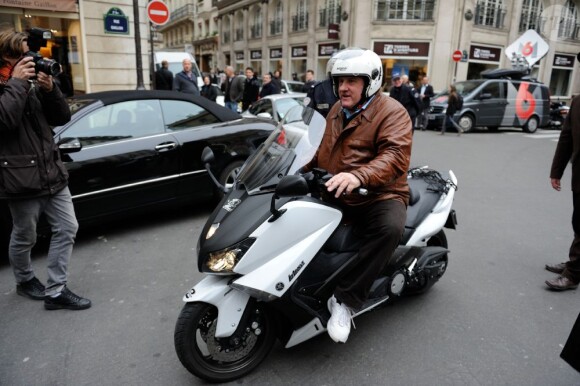 Gérard Depardieu en scooter à Paris le 7 novembre 2012