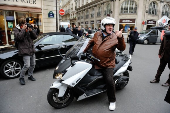 Gérard Depardieu se promène en scooter à Paris le 7 novembre 2012