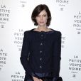 Anna Mouglalis assiste à l'inauguration de l'exposition La Petite veste noire à Paris le 8 novembre 2012