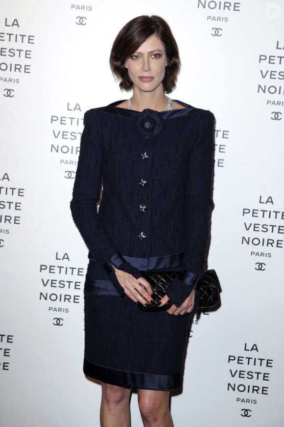 Anna Mouglalis assiste à l'inauguration de l'exposition La Petite veste noire à Paris le 8 novembre 2012