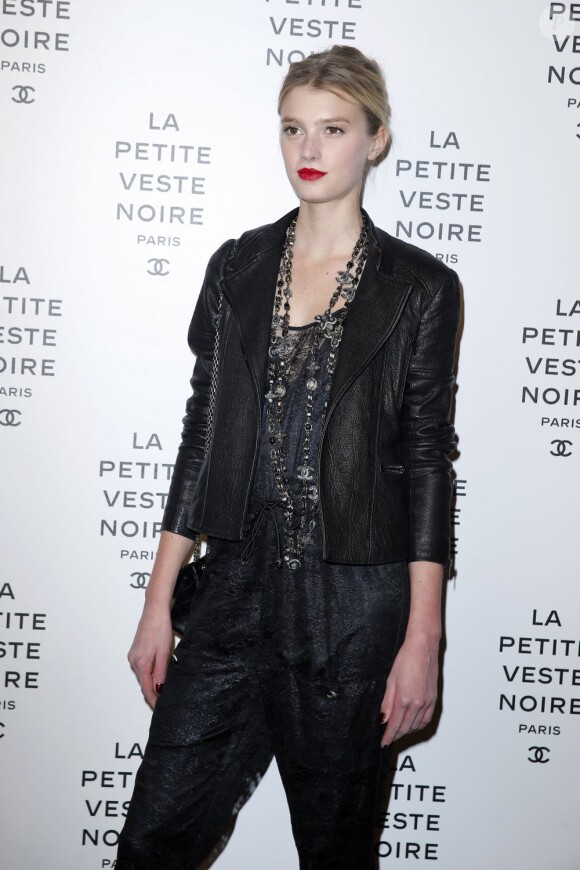 Le top Sigrid Agren à l'exposition La Petite Veste noire au Grand Palais à Paris le 8 novembre 2012