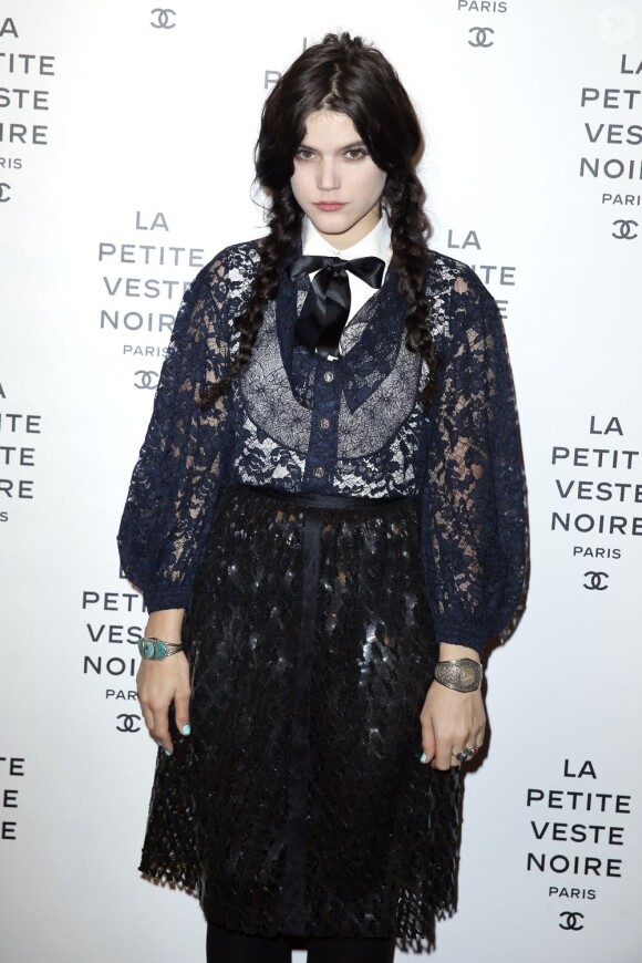 La chanteuse Soko à l'exposition La Petite Veste noire au Grand Palais à Paris le 8 novembre 2012