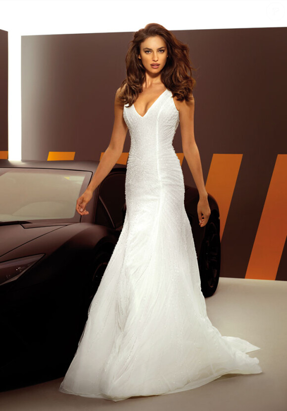 Irina Shayk pose en robe de mariée pour le créateur Alessandro Angelozzi