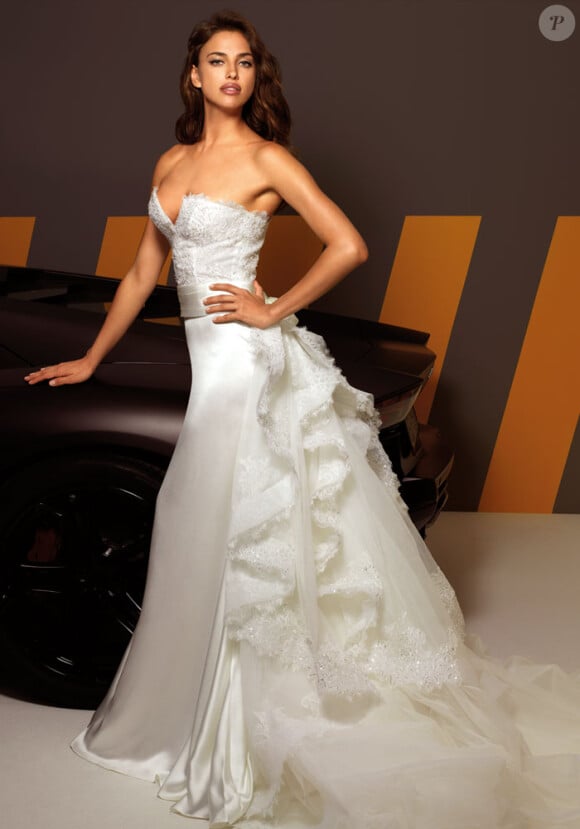 Irina Shayk pose en robe de mariée pour le créateur Alessandro Angelozzi