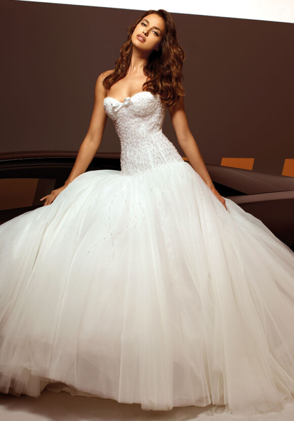Irina Shayk pose en robe de mariée pour le créateur Alessandro Angelozzi