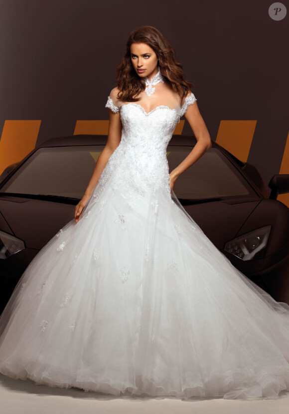 Irina Shayk pose en robe de mariée pour le créateur Alessandro Angelozzi