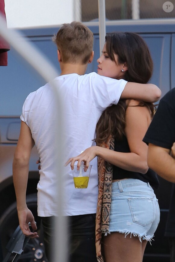 Selena Gomez reçoit la visite suprise de Justin Bieber lors d'un tournage le 29 août 2012