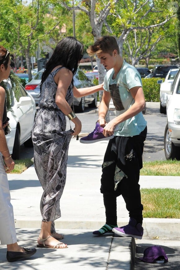 Justin Bieber s'énerve contre un paparazzo qui s'est approché trop près de lui et de Selena Gomez à Los Angeles le 27 mai 2012