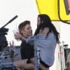 Justin Bieber montre sa force en portant Selena Gomez, alors qu'il est pause du tournage d'un clip, à Los Angeles le 21 avril 2012