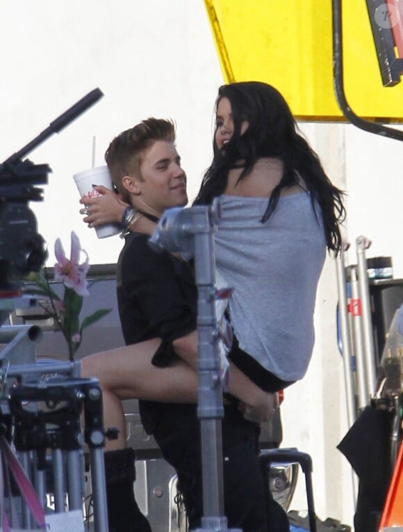 Justin Bieber montre sa force en portant Selena Gomez, alors qu'il est pause du tournage d'un clip, à Los Angeles le 21 avril 2012