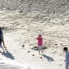 Justin Bieber sur la plage avec sa famille et Selena Gomez, à Los Angeles le 17 février 2012