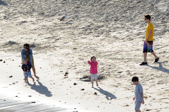 Justin Bieber sur la plage avec sa famille et Selena Gomez, à Los Angeles le 17 février 2012
