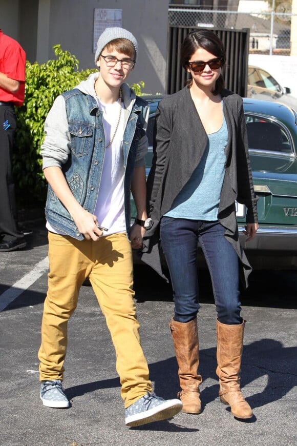 Justin Bieber et Selena Gomez se promènent le 21 novembre 2011, le lendemain des American Music Awards
