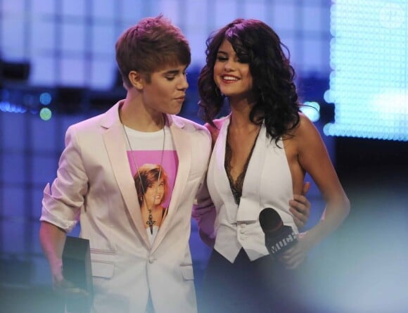 Selena Gomez et Justin Bieber sur la scène des MuchMusic Video Awards au Canada le 19 juin 2011