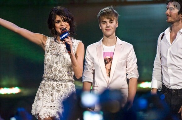 Justin Bieber et Selena Gomez au micro lors des 2011 Much Music Video Awards à Toronto au Canada, le 19 juin 2011