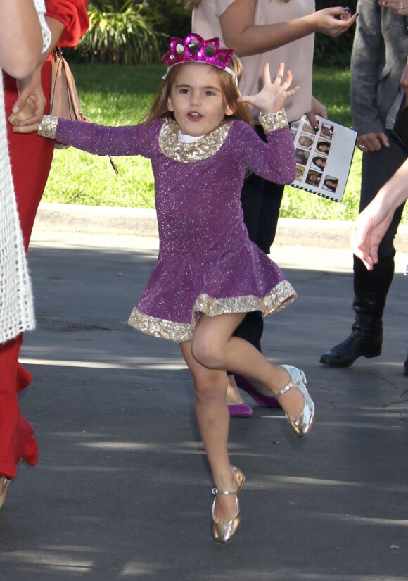 Anja Mazur, la fille du top Alessandra Ambrosio joue les princesses en robe violette et couronne à la première de "Sofia The First: Once Upon a Princess " aux studios de Walt Disney a Los Angeles. Le 10 novembre 2012.