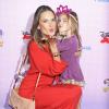Alessandra Ambrosio et sa fille Anja Mazur complices envoient des baisers à la première de "Sofia The First: Once Upon a Princess " aux studios de Walt Disney a Los Angeles. Le 10 novembre 2012.