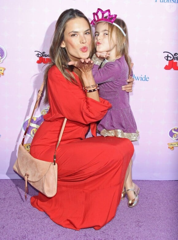 Alessandra Ambrosio et sa fille Anja Mazur complices envoient des baisers à la première de "Sofia The First: Once Upon a Princess " aux studios de Walt Disney a Los Angeles. Le 10 novembre 2012.