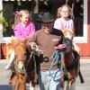 Jennifer Garner et Ben Affleck ont emmené leurs filles Violet et Seraphina au Farmers Market où elles ont fait du poney. Pacific Palisades, le 11 novembre 2012. De vraies cavalières !
