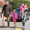Jennifer Garner et Ben Affleck ont emmené leurs filles Violet et Seraphina au Farmers Market où elles ont fait du poney. Pacific Palisades, le 11 novembre 2012- Quelle famille modèle !