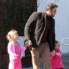 Jennifer Garner et Ben Affleck ont emmené leurs filles Violet et Seraphina au Farmers Market où elles ont fait du poney. Pacific Palisades, le 11 novembre 2012