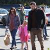 Jennifer Garner et Ben Affleck ont emmené leurs filles Violet et Seraphina au Farmers Market où elles ont fait du poney. Pacific Palisades, le 11 novembre 2012
