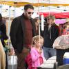 Jennifer Garner et Ben Affleck ont emmené leurs filles Violet et Seraphina au Farmers Market où elles ont fait du poney. Pacific Palisades, le 11 novembre 2012