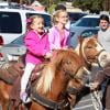 Dimanche ensoleillé au Farmers Market pour Jennifer Garner, Ben Affleck et leurs filles Violet et Seraphina. Pacific Palisades le 11 novembre 2012 - Les filles s'amusent en faisant du poney.