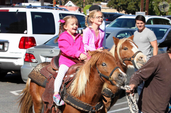 Dimanche ensoleillé au Farmers Market pour Jennifer Garner, Ben Affleck et leurs filles Violet et Seraphina. Pacific Palisades le 11 novembre 2012 - Les filles s'amusent en faisant du poney.