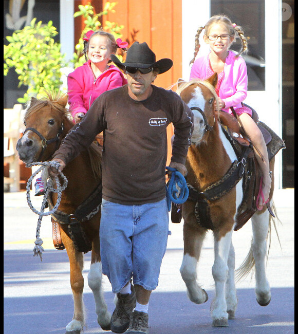 Dimanche ensoleillé au Farmers Market pour Jennifer Garner, Ben Affleck et leurs filles Violet et Seraphina. Pacific Palisades le 11 novembre 2012 - Petit tour de poney pour les filles.