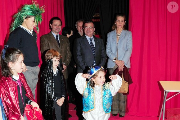 Les enfants ont assuré le show ! L'infante Elena d'Espagne à l'inauguration d'un studio de cinéma à Ségovie le 12 novembre 2012.